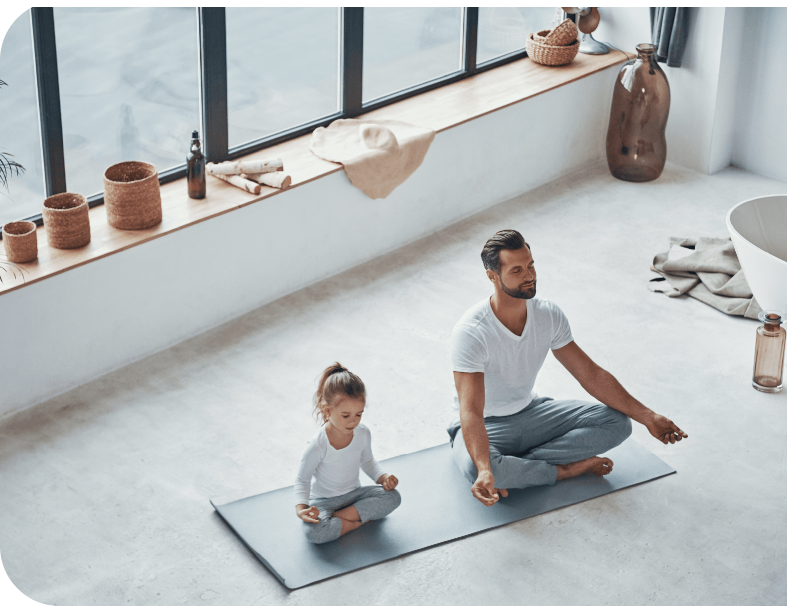 Parent et enfant en méditation dans un espace lumineux